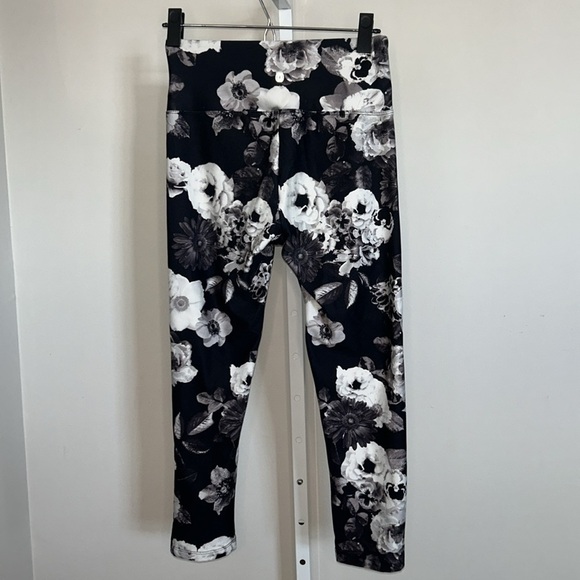 Balance Collection Dark Floral Capri Leggings Size Medium - Picture 3 of 4